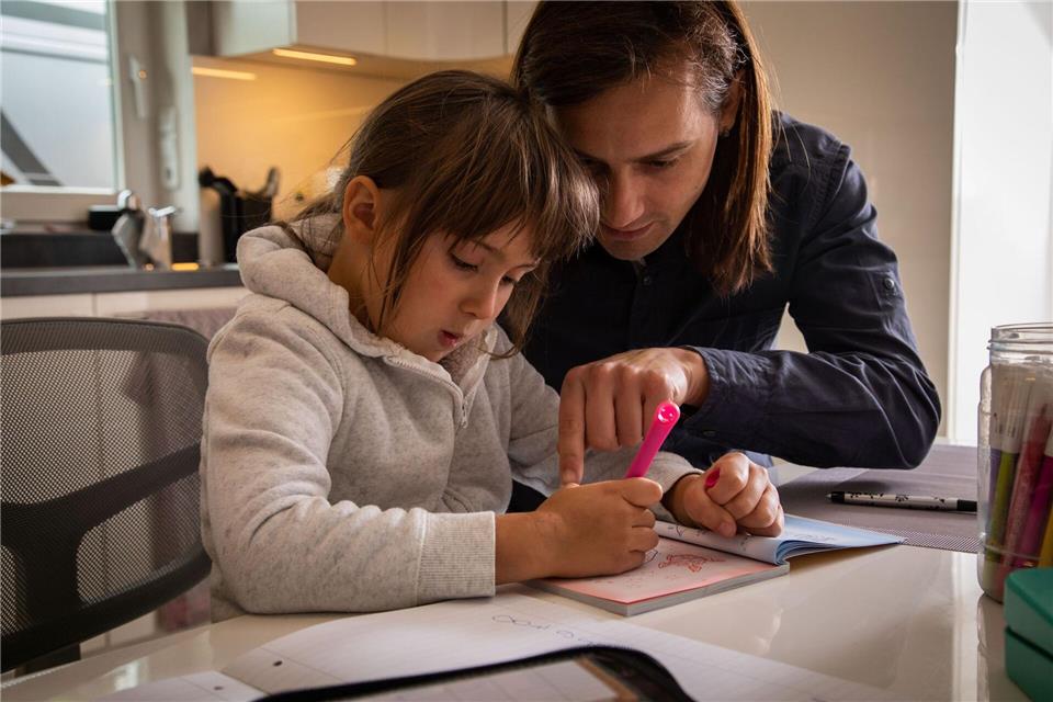 Wie viel Bildung braucht mein Kind vor der Schule? Manche Eltern tun ihren Kindern keinen Gefallen, wenn sie mit ihnen schon vor dem Schulstart pauken. Christin Klose/dpa-tmn