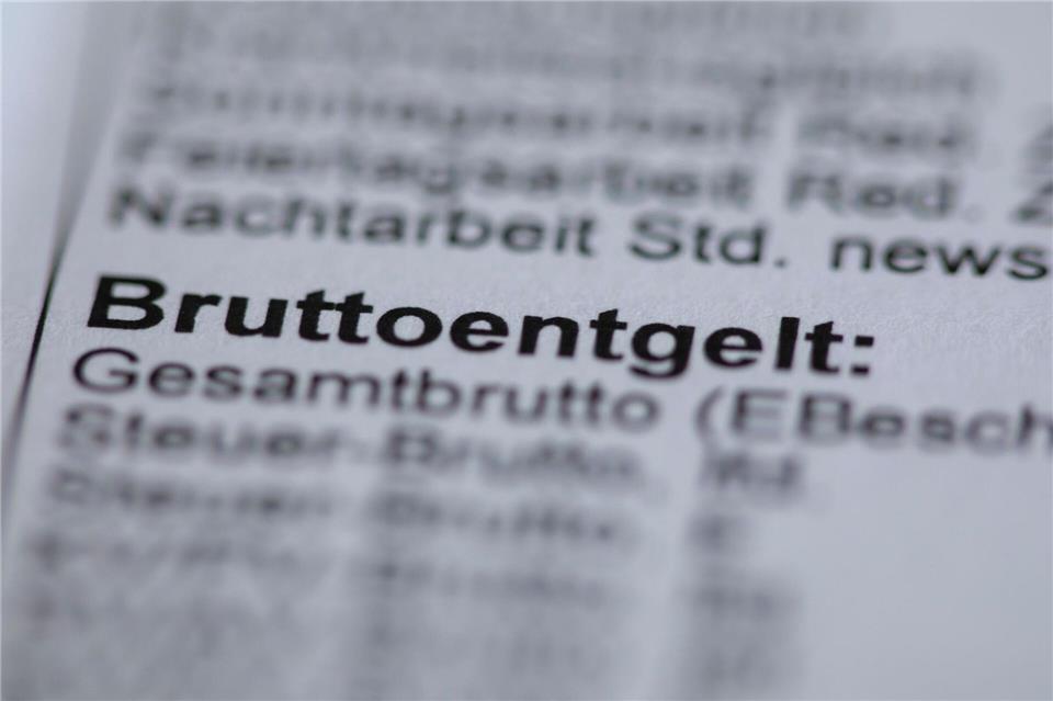 Wie viel Netto bleibt vom Brutto? Wer das nicht umständlich selbst ausrechnen möchte, kann spezielle Online-Tools nutzen.picture alliance/dpa/dpa-Zentralbild