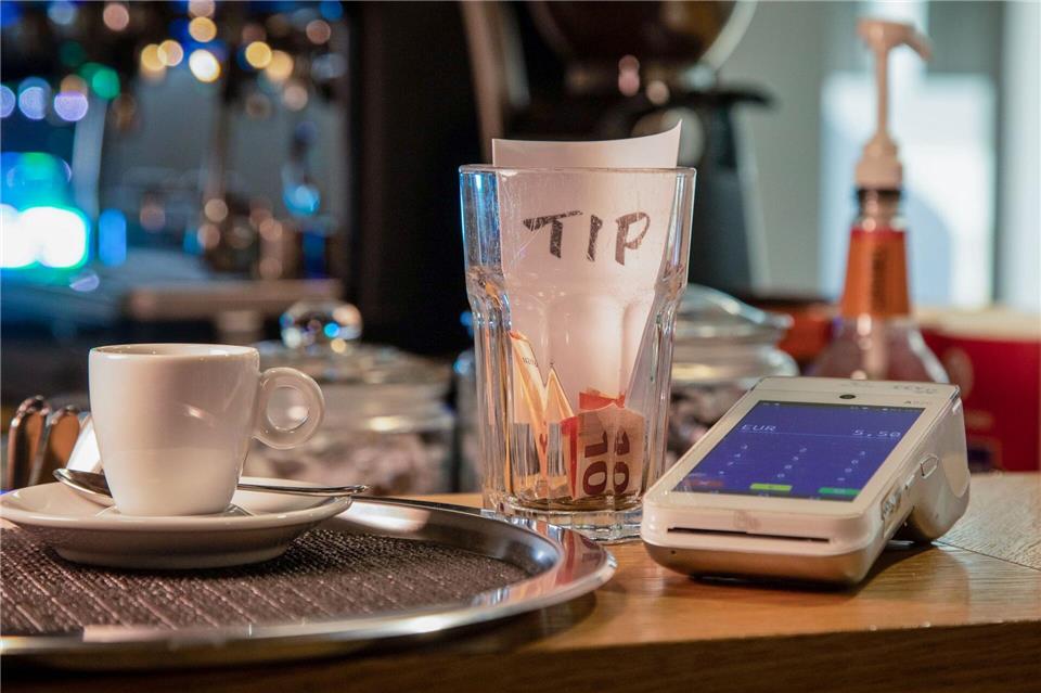 Wie viel Trinkgeld darf es sein? Egal, ob digital oder analog: die Faustregel lautet für Dienstleistungen fünf bis zehn Prozent.Christin Klose/dpa-tmn