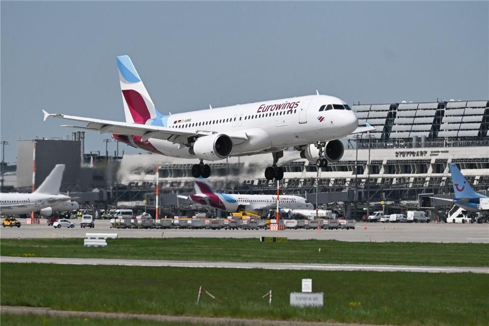 Wie viele Eurowings-Flugzeuge am Montag von Stuttgart aus starten, ist unklar: Die Piloten der Airline sind zu Beginn der Woche zum Streik aufgerufen. (Archivbild)Bernd Weißbrod/dpa