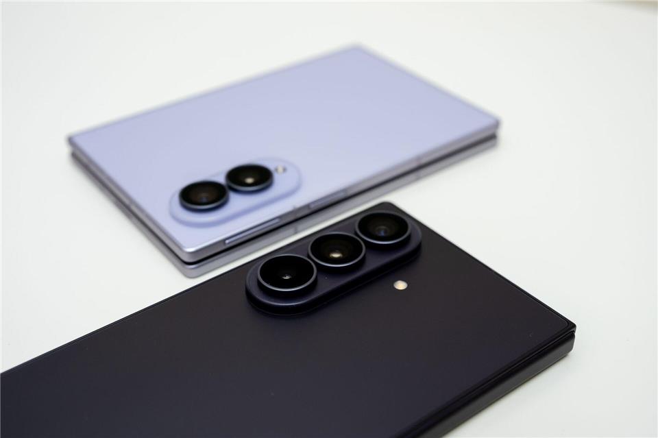 Wie viele Linsen dürfen es sein? Auf der Rückseite des Fold 8 (links) gibt es zwei überraschend gute Kameras. Das Fold 8 Ultra bietet eine höher auflösende Hauptkamera und zusätzlich noch eine Telelinse.Nico Tapia/dpa-tmn