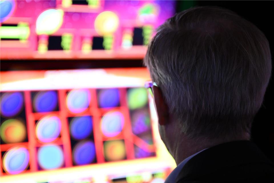 Wie viele Pflaumen sind in einer Reihe? Je mehr, desto besser. Szene aus einer legalen Spielothek in Deutschland.Wolf von Dewitz/dpa