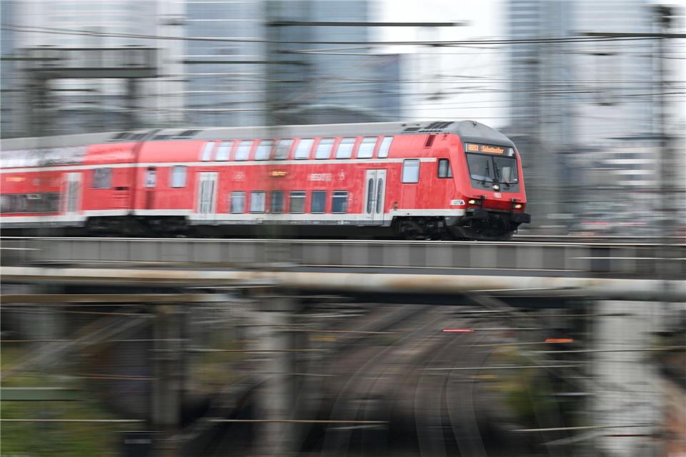 Wie viele Züge auf den einzelnen Strecken ab Mitte Dezember rollen, darüber informiert der RMV an diesem Montag. (Archivbild)Arne Dedert/dpa