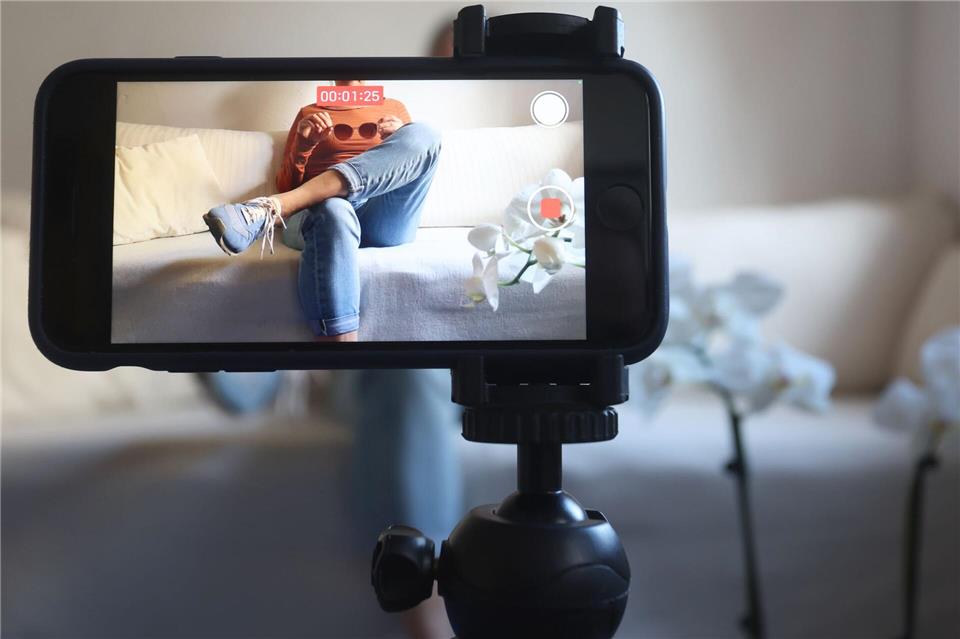 Wie wäre es mit dieser Sonnenbrille? Produkttipps von Influencern etwa auf Instagram oder TikTok sind oft bezahlte Werbung. (Symbolbild)Karl-Josef Hildenbrand/dpa