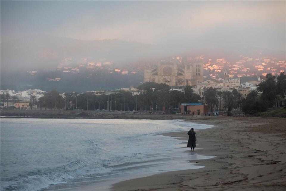 Wie wärs mal mit Urlaub an einem ruhigen, ereignislosen Ort? (Symbolbild)Clara Margais/dpa