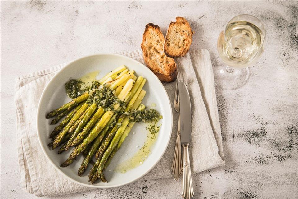 Wie wär’s mit grünem Spargel vom Grill? Stangen mit Olivenöl, Salz und Pfeffer vermischen und für 12 Minuten auf den vorgeheizten Grill legen. Als Topping passt ein Kräuter-Schalotten-Dressing und geriebener Parmesan. Christin Klose/dpa-tmn