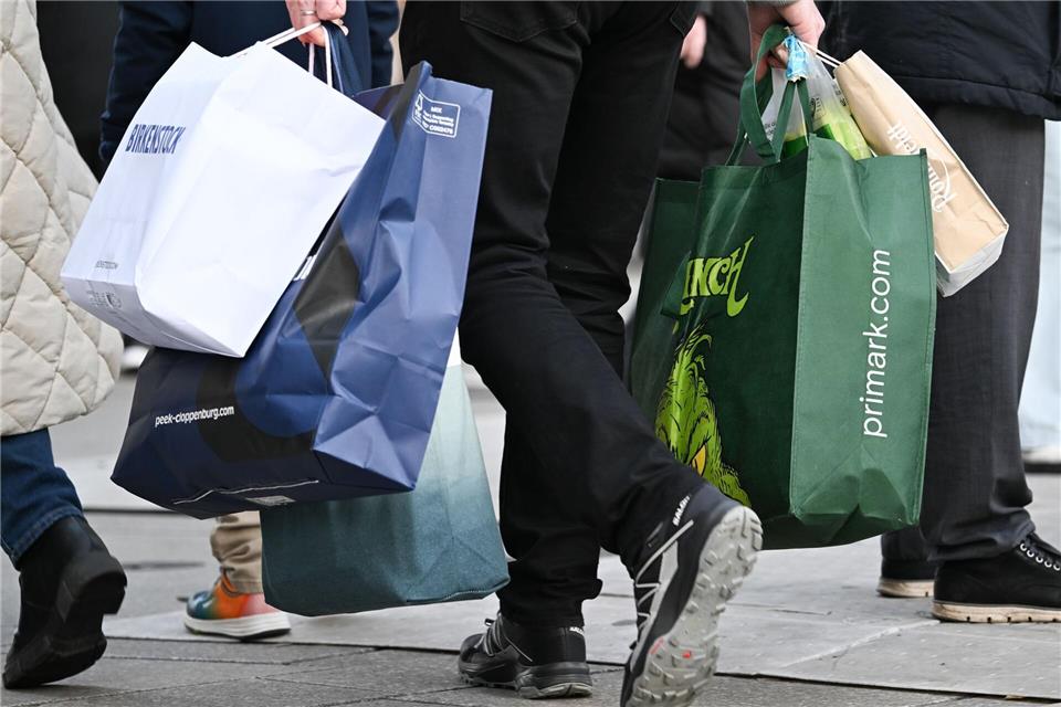 Wie wohlhabend man ist, hängt nicht nur am Einkommen. (Symbolbild)Arne Dedert/dpa