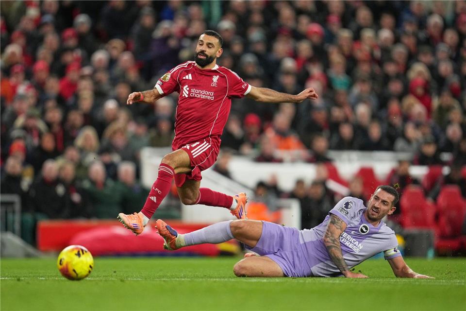 Wieder am Ball: Liverpools Mohamed Salah (r).Jon Super/AP/dpa