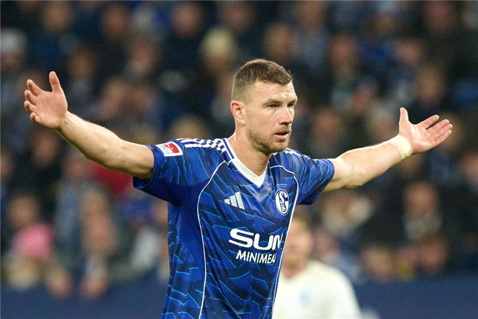 Wieder ein Tor, wieder eine Vorlage: Schalkes Neuzugang Edin Dzeko kommt nach fünf Spielen schon auf vier Treffer und drei Assists.Bernd Thissen/dpa
