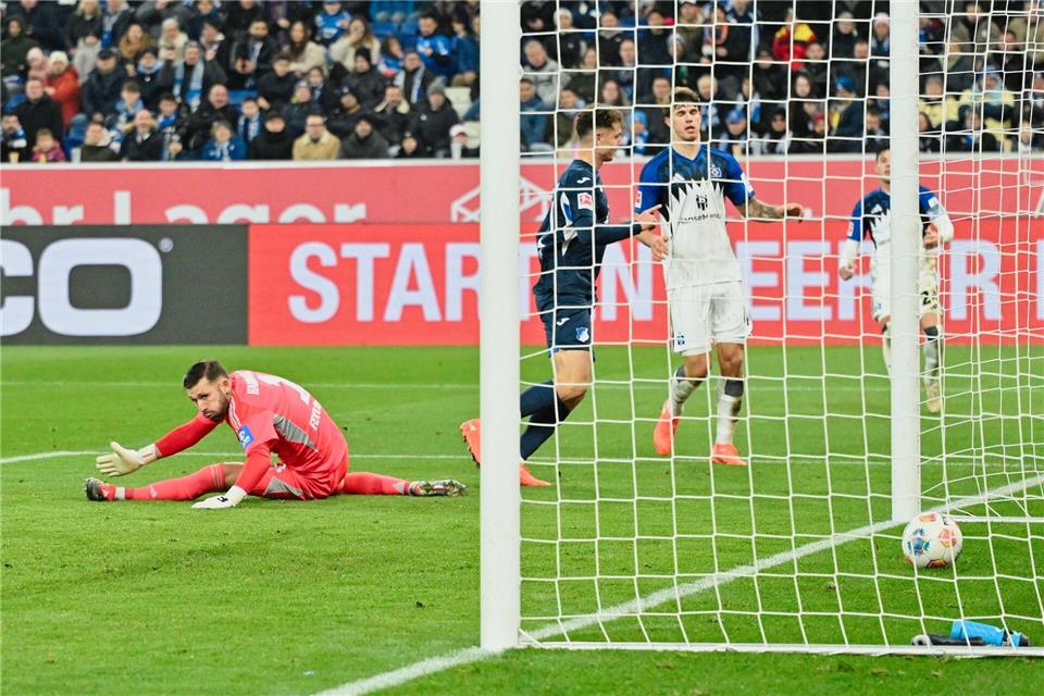 Wieder einmal geschlagen: HSV-Keeper Daniel Heuer Fernandes bei Fisnik Asllanis Tor zum 0:4. Uwe Anspach/dpa