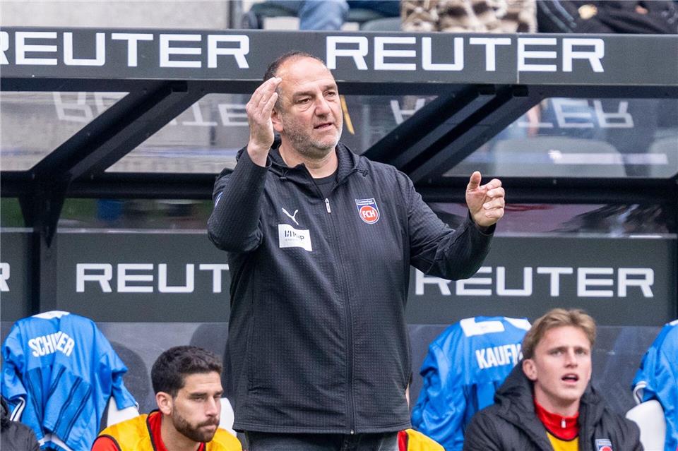 Wieder kein Sieg: Für Frank Schmidt und der 1. FC Heidenheim rückt der Abstieg immer näher. David Inderlied/dpa