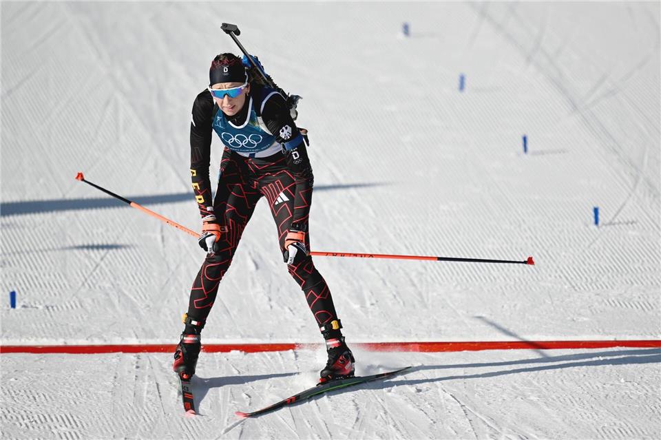 Wieder keine Medaille: Franziska Preuß läuft in der Verfolgung ins Ziel.Hendrik Schmidt/dpa