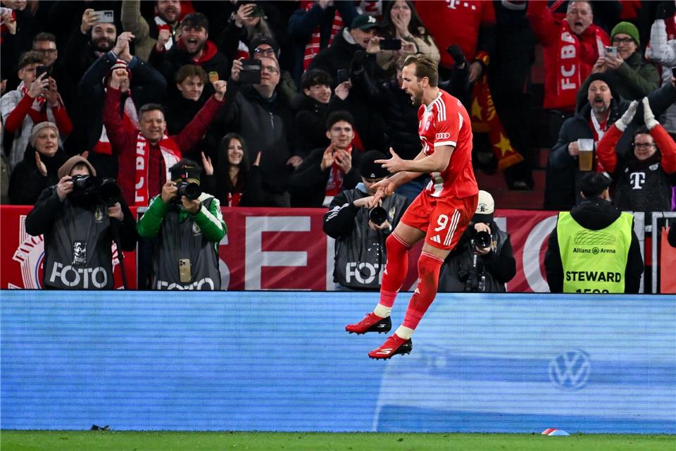 Wieder mal der Wegbereiter: Harry Kane jubelt nach seinem Elfmetertor zum 1:0. Sven Hoppe/dpa