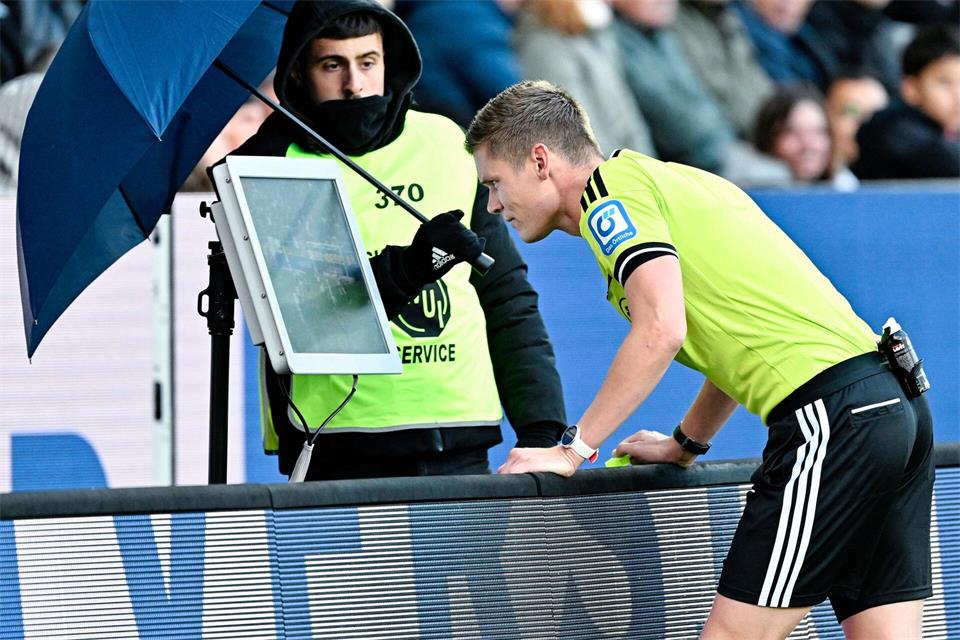 Wieder mal vor dem Bildschirm: Schiedsrichter Florian Exner.Uwe Anspach/dpa