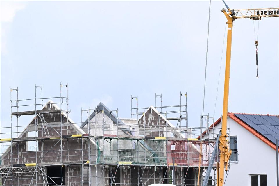 Wieder mehr Wohnungsbau in Thüringen. (Archivbild)  Bernd Weißbrod/dpa