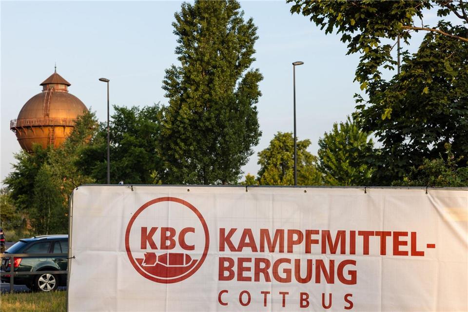 Wieder müssen die Spezialisten für Kampfmittelbergung eine Bombe auf dem Gelände der Deutschen Bahn in Cottbus entschärfen. (Archivbild)Frank Hammerschmidt/dpa