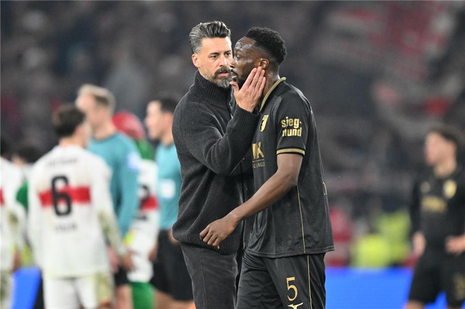 Wieder nichts: Augsburgs Trainer Wagner versucht den Verteidiger Matsima zu trösten.Bernd Weißbrod/dpa