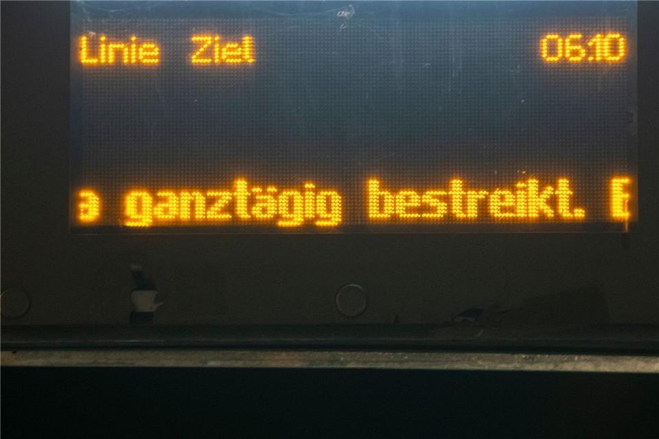 Wieder soll in Augsburg der ÖPNV ganztägig bestreikt werden. (Archivbild)Stefan Puchner/dpa