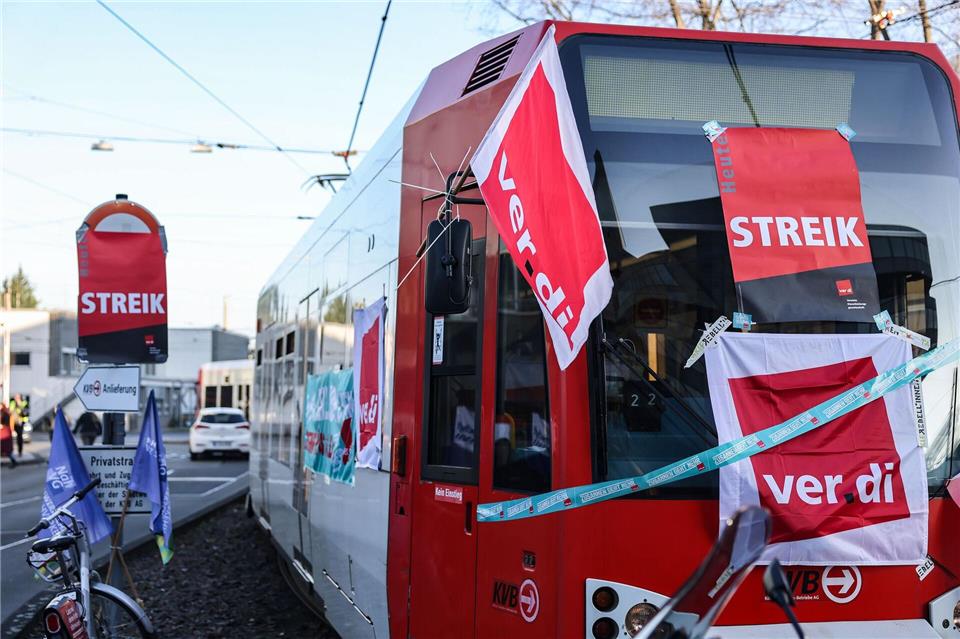 Wiederholt waren Großstädte wie Köln von Warnstreiks im Nahverkehr betroffen. (Archivbild)Oliver Berg/dpa