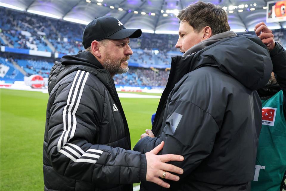 Wiedersehen: HSV-Trainer Merlin Polzin (r) begrüßt seinen einstigen Chef und heutigen Union-Trainer Steffen Baumgart.   Christian Charisius/dpa