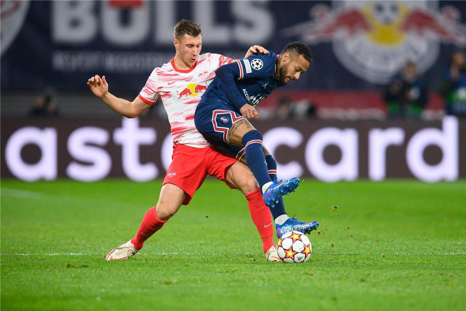 Wiedersehen in Brasilien? Willi Orban im Zweikampf mit dem damals für Paris spielenden Neymar.Robert Michael/dpa-Zentralbild/dpa