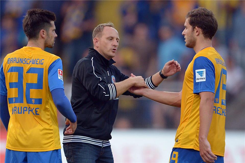 Wiedersehen in Braunschweig: Ex-Coach Torsten Lieberknecht (M) trainiert jetzt den nächsten Gegner 1. FC Kaiserslautern. Dennis Kruppke (l) und Ken Reichel (r) sind jetzt Sportkoordinator und Vizepräsident in Braunschweig.picture alliance / dpa