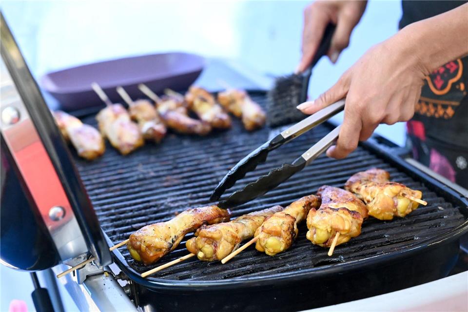 Grillspaß im Sommer: Es geht auch umweltfreundlich Wiederverwendbares Grillzubehör ist umweltfreundlicher als die Einweg-Varianten.picture alliance/dpa