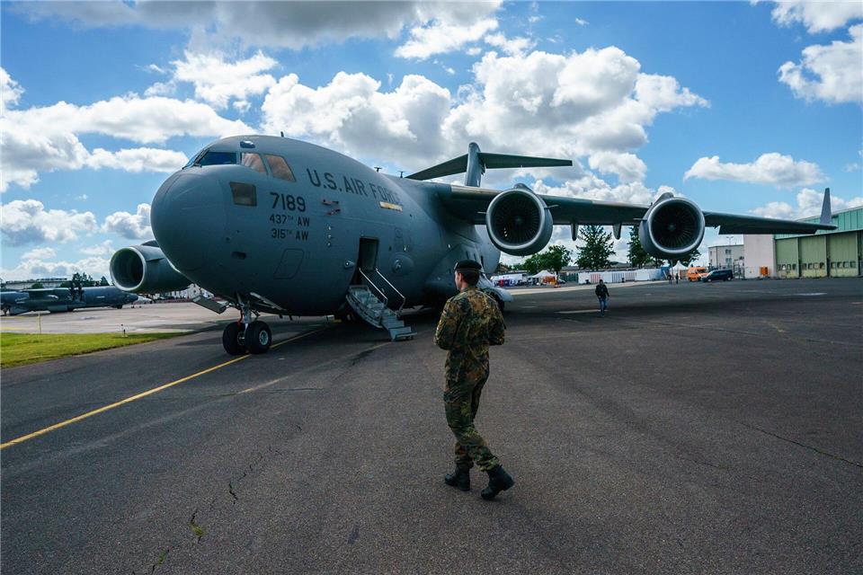 Wiesbaden-Erbenheim ist mit seinem Militärflughafen ein wichtiger Standort der US-Streitkräfte in Deutschland. (Archivbild)Andreas Arnold/dpa