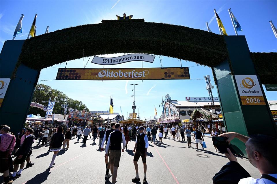 Wiesn-Bedienungen setzen sich in den sozialen Medien für Toleranz, Vielfalt und Respekt auf dem Oktoberfest ein. (Symbolbild)Felix Hörhager/dpa
