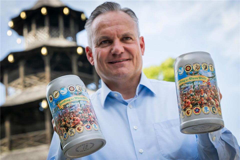 Wiesnchef Christian Scharpf zeigt den aktuellen Maßkrug der Wiesnwirte.Peter Kneffel/dpa