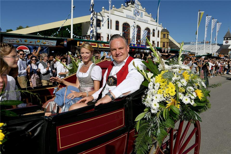 So viele Gäste besuchten am ersten Wochenende die Wiesn Wiesnchef Scharpf fährt beim Einzug der Festwirte in einer geschmückten Kutsche mit.Felix Hörhager/dpa