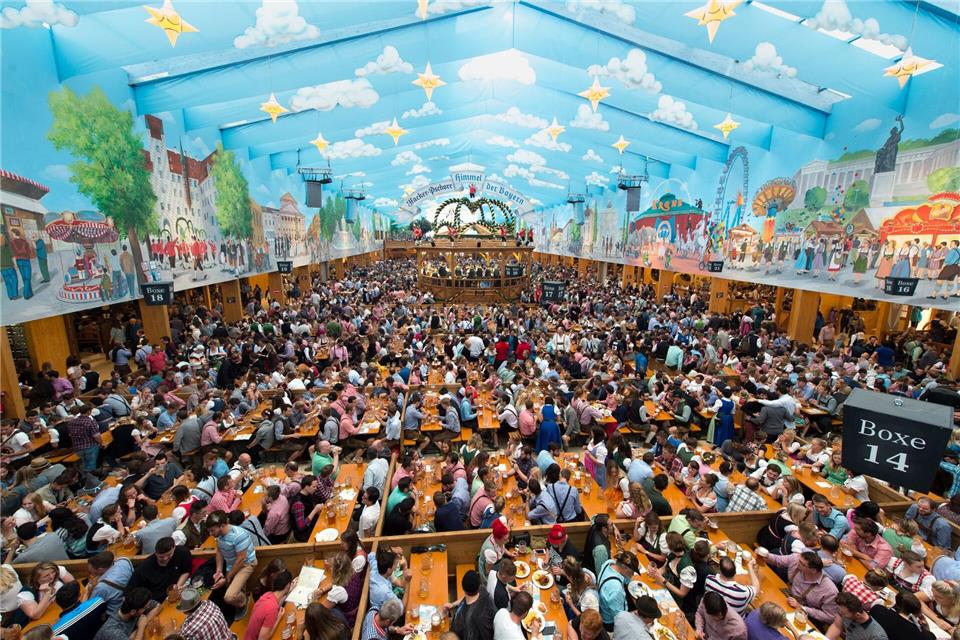 Wiesntische sind begehrt - und werden immer wieder zu überhöhten Preisen auf dem Graumarkt angeboten. (Archivbild) Matthias Balk/dpa