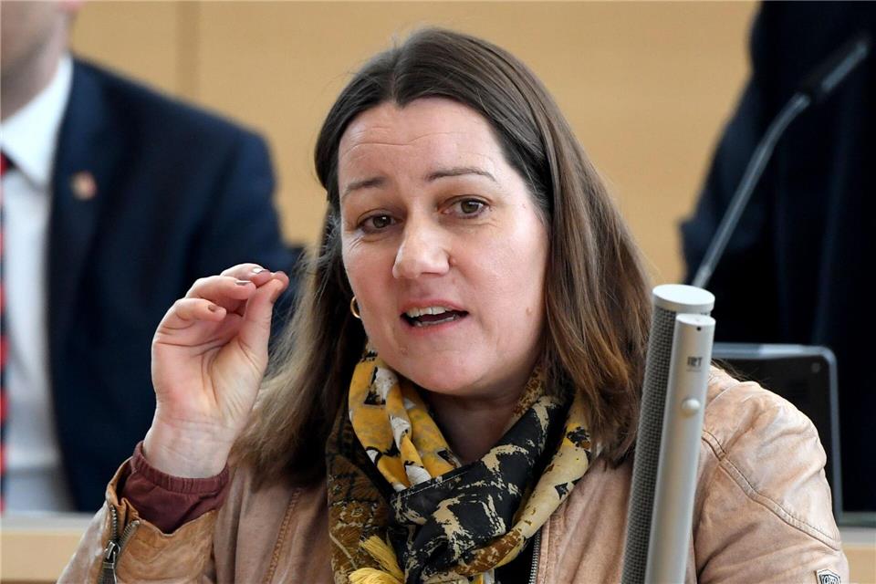 Wieso das Geld aus dem Finanzausgleich nicht zurückgefordert werden kann, konnte laut Beate Raudies nicht plausibel erklärt werden. (Archivbild)Carsten Rehder/dpa