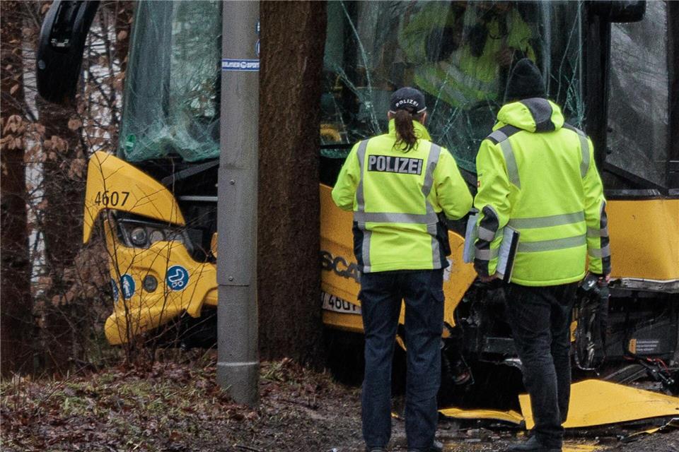 Wieso das beteiligte Auto von der Fahrbahn abkam und in den Bus fuhr, ist noch unklar.Carsten Koall/dpa