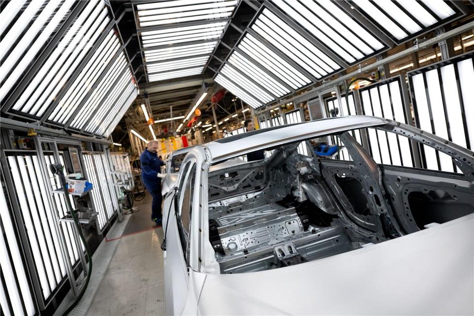 Wieviele Mitarbeiter werden künftig im Fahrzeugbau beschäftigt sind? Diese Frage beschäftigt aktuell viele Menschen in der Automobil- und Zulieferbranche. (Symbolbild)  Sven Hoppe/dpa