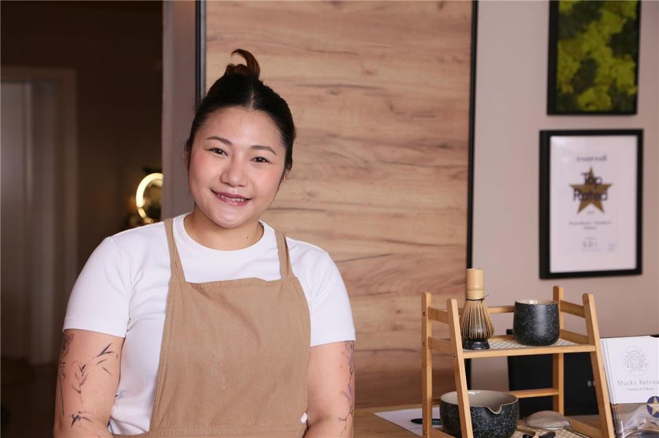 Wijitra Kaehne lässt unter anderem Elemente japanischen Ursprungs in die Head-Spa-Behandlung einfließen.Evelyn Steinbach/dpa-tmn