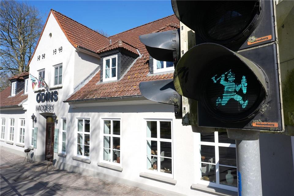 Wikinger-Ampelmännchen regeln Verkehr bei Haithabu. (Archivbild)Marcus Brandt/dpa