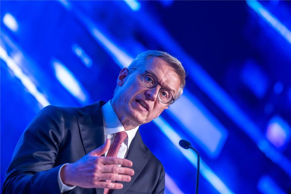 Wildberger ist nach eigener Aussage pro Tag gut vier Stunden am Handy. (Archivbild)Michael Kappeler/dpa