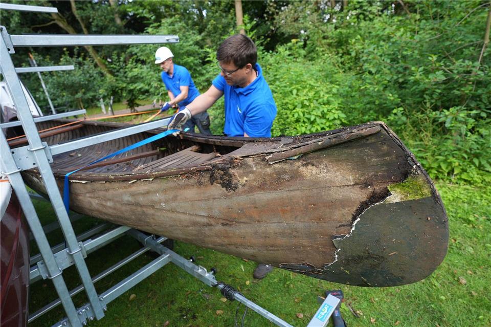 Wilde Kanus werden aus einem Gebüsch entfernt und eingelagert. (Archivbild)Marcus Brandt/dpa