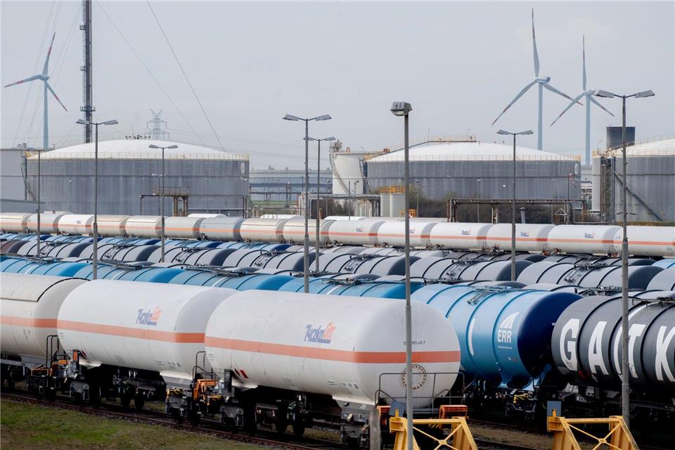 Wilhelmshaven könnte künftig eine Drehscheibe für den Export von klimaschädlichem CO2 werden. (Archivbild) Hauke-Christian Dittrich/dpa