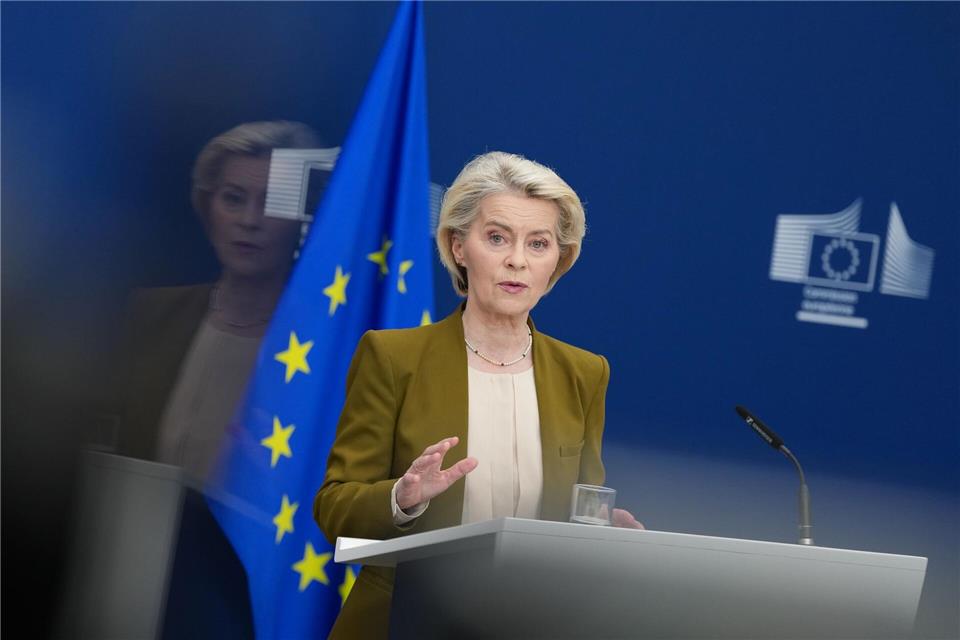 Will Russland mit neuen Sanktionen die Kriegsführung gegen die Ukraine erschweren: EU-Kommissionspräsidentin Ursula von der Leyen. (Archivbild)Virginia Mayo/AP/dpa