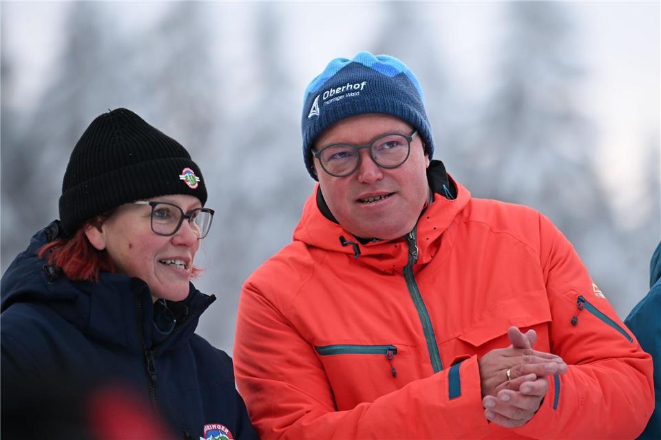 Will bei Olympia die Daumen drücken und für Thüringen werben: Ministerpräsident Mario Voigt (CDU) - hier mit der früheren Biathletin Kati Wilhelm beim Biathlon-Weltcup Anfang Januar in Oberhof (Archivfoto).Hendrik Schmidt/dpa