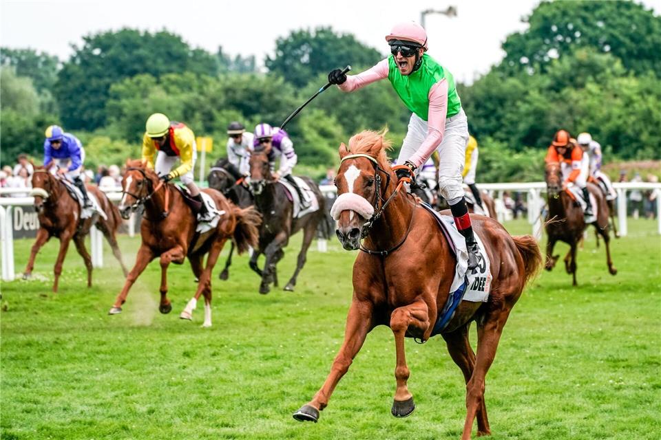 Will beim Galopp-Derby wieder ganz vorn sein: Andrasch Starke (vorne)  Axel Heimken/dpa