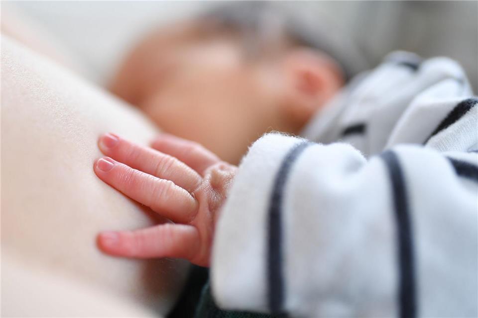 Will das Baby ständig an die Brust, heißt das nicht, dass die Milchmenge nicht reicht.picture alliance/dpa/dpa-tmn