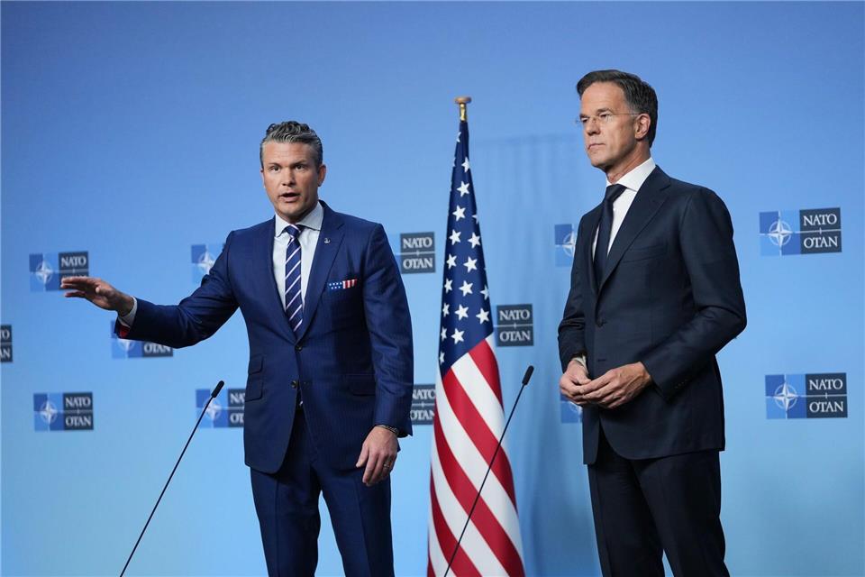 Will, dass die Europäer US-Waffenlieferungen für die Ukraine bezahlen: US-Verteidigungsminister Pete Hegseth (l), hier mit Nato-Generalsekretär Mark Rutte.Virginia Mayo/AP/dpa