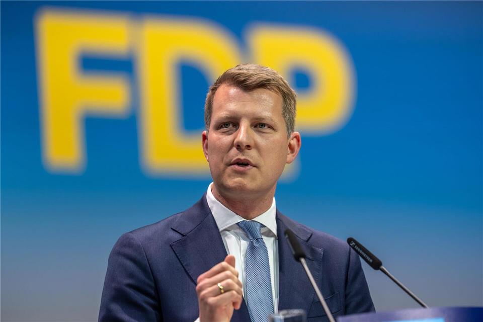 Will die AfD stärker mit inhaltlichen Debatten stellen: Der nordrhein-westfälische FDP-Chef Henning Höne. (Archivbild)Michael Kappeler/dpa