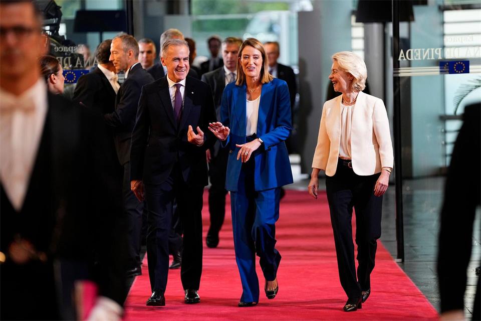 Will die Idee eines Europäischen Sicherheitsrates verwirklichen und auch Kanada einbeziehen: EU-Kommissionspräsidentin Ursula von der Leyen (r), hier mit Parlamentspräsidentin Roberta Metsola und Kanadas Premierminister Mark Carney.Justin Tang/Canadian Press via ZUMA Press/dpa