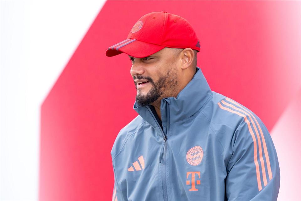 Überraschung im Bayern-Tor - Eberl: „Das Spiel des Jahres“ Will die Siegesserie fortsetzen: Bayern-Trainer Vincent Kompany.Sven Hoppe/dpa