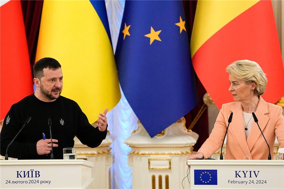 Will einen schnellen EU-Beitritt: Der ukrainische Präsident Wolodymyr Selenskyj, hier bei einer Pressekonferenz mit EU-Kommissionspräsidentin Ursula von der Leyen. (Archivbild)Efrem Lukatsky/AP/dpa