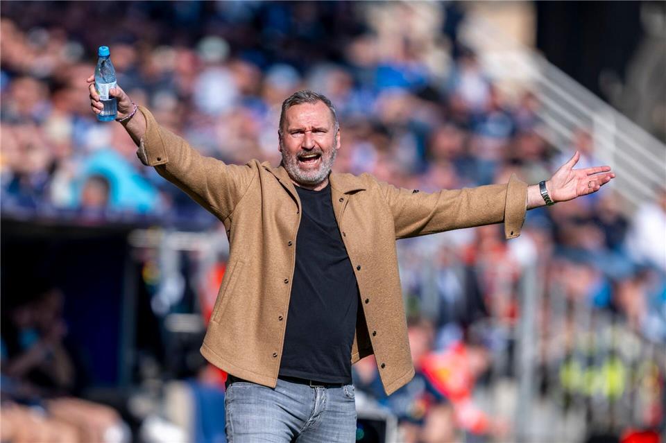 Will endlich auch zu Hause gewinnen: Holstein Kiels Trainer Tim Walter. (Archivbild) David Inderlied/dpa